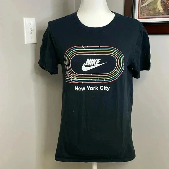 Nike New York City Marathon Running Track and Field Short Sleeve Tshirt Size Sma - Picture 1 of 4